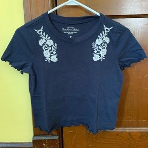 hollister navy cropped tee!